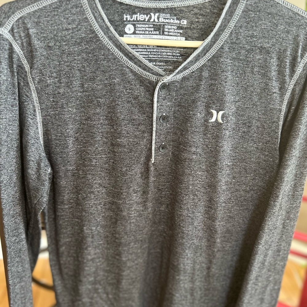 ** Men Hurley by Buckle - Grey LS 🔥🔥. Grey and lightweight. Sz small! - Picture 4 of 9